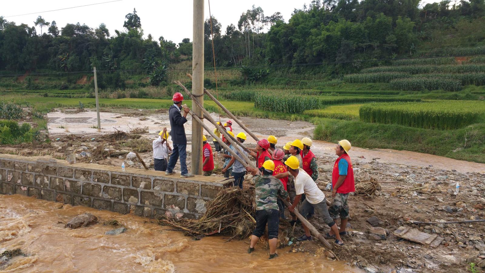 2015年9月19日，昌寧分公司應對9·16地質(zhì)災害，昌寧田園鎮(zhèn)新城社區(qū)10千伏電力線路搶修.jpg